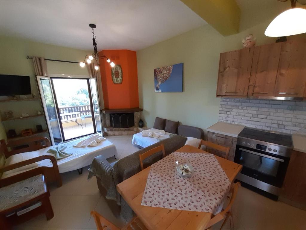 Καθιστικό με τζάκι στο Andri House