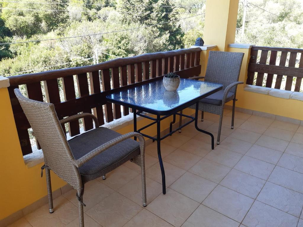 Βεράντα με θέα βουνό στο Andri House
